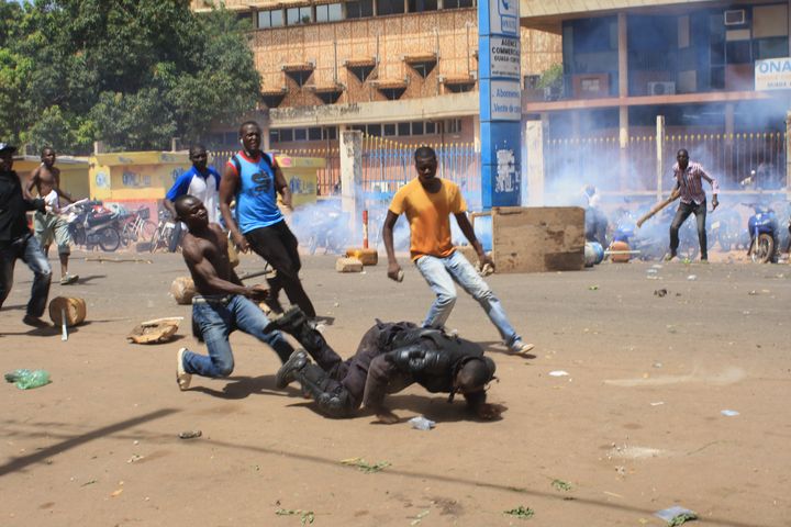 Des manifestants s'attaquent &agrave; un policier &agrave; Ouagadougou (Burkina Faso), le 28 octobre 2014, &agrave; l'issue d'une manifestation contre le pr&eacute;sident. (CITIZENSIDE / JEAN DANIEL GYGER / AFP)