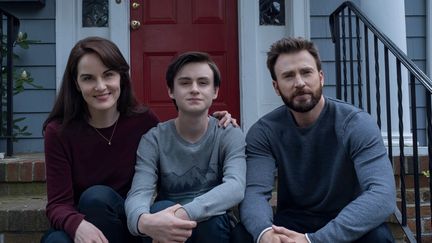 Une famille unie : Michelle Dockery, Jaeden Martell et Chris Evans dans "Defending Jacob". (Apple TV +)