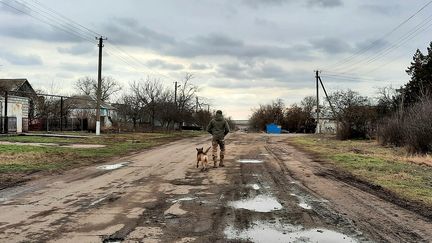 Un soldat ukrainien dans le village de Pavlopol, bombardé en 2014 et 2015, sur la ligne de front dans les faubourgs de Marioupol, à quelques kilomètres de la partie du Donbass contrôlée par les séparatistes pro-russes. (BENJAMIN ILLY / RADIO FRANCE)