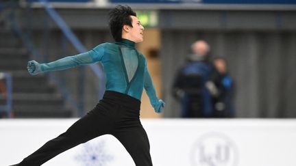 Adam Siao Him Fa est champion d'Europe de patinage artistique pour la première fois de sa carrière. Avec un Total de 267.77, le Français devance l'italien Matteo Rizzo et le Suisse Lukas Britschgi.