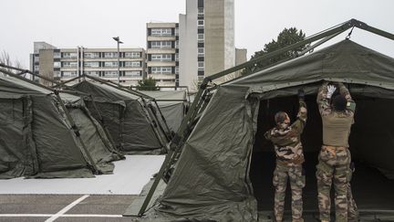 L'hôpital de campagne en cours de construction à Mulhouse, le 21 mars 2020.&nbsp; (SEBASTIEN BOZON / POOL / AFP POOL)