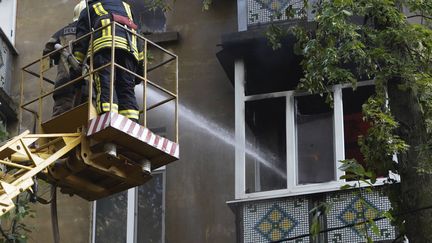 Des pompiers éteignent un incendie après qu'une frappe russe a touché un immeuble de Soumy (Ukraine), le 3 juillet 2023, faisant un mort et 15 blessés selon les autorités locales. (ANDRII MARIENKO/AP/SIPA)