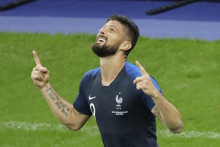 Olivier Giroud célèbre son but lors d'un match contre l'Irlande au Stade de France, à Saint-Denis (Seine-Saint-Denis), le 28 mai 2018. (STEPHANE ALLAMAN / DPPI / AFP)