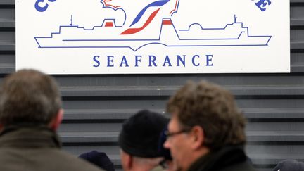 Des employ&eacute;s de SeaFrance attendant la d&eacute;cision du tribunal de commerce de Paris qui a prononc&eacute; la liquidation judiciaire de leur entreprise le 16 novembre 2011. (DENIS CHARLET / AFP)