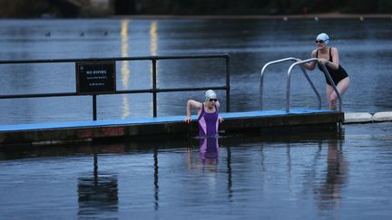 Tous les ans, les nageurs du club "Serpentine" organisent une nage de No&euml;l dans la Serpentine river, &agrave; Londres, le 25 d&eacute;cembre 2012.&nbsp; (ANDREW WINNONG / REUTERS )