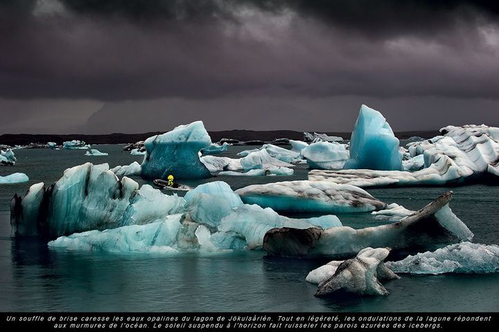 «En toile de fond, le plus grand glacier islandais tapisse les pentes vertigineuses du volcan Bardarbunga. Entre panache de fumée et craquement de glace, les séracs maculés de cendres dominent les mystères des profondeurs telluriques. L'Islande est une fenêtre ouverte sur les coulisses d'un monde romanesque, l'antichambre des merveilles, le royaume de l'imprévisible où le temps s'égrène insensiblement dans la solitude des paysages.»  (Thierry Suzan)