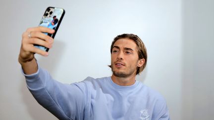 L'influenceur luxembourgeois Dylan Thiry, à Paris, le 19 novembre 2021. (ERIC FOUGERE - CORBIS / CORBIS ENTERTAINMENT / GETTY IMAGES)