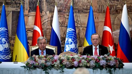 Le secrétaire général de l'ONU, Antonio Guterres, et le président turc, Recep Tayyip Erdogan, s'apprêtent à signer l'accord russo-ukrainien sur les exportations de céréales depuis les ports d'Ukraine, à Istanbul (Turquie), le 22 juillet 2022. (OZAN KOSE / AFP)