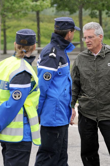 Jonathan Oliver, le père de Cécile Vallin, le 27 mai 2008 à Sainte-Marie-de-Cuines (Savoie), avec des experts de l'Institut de recherche criminelle de la gendarmerie nationale. (JEAN-PIERRE CLATOT / AFP)