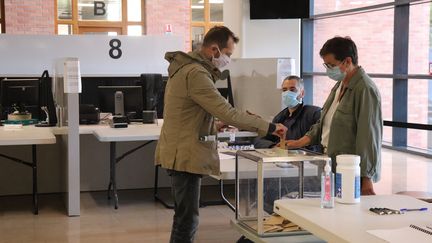 Un bureau de vote à Lille (Nord) lors de l'élection municipale le 28 juin 2020 (FRANCOIS CORTADE / FRANCE BLEU NORD / RADIO FRANCE)