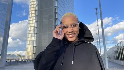 Shani Da Flava, 21 ans, étudiante et rappeuse parisienne. (MANON MELLA / FRANCEINFO)