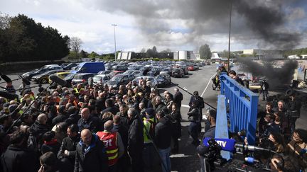 Le parking de l'entreprise Whirlpool lors de la visite d'Emmanuel Macron, à Amiens (Somme), le 26 avril 2017. (ERIC FEFERBERG / AFP)