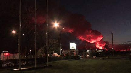 Un bâtiment industriel de l'entreprise Bolloré à Grand-Couronne, en Seine-Maritime, contenant des batteries au lithium a pris feu, lundi 16 janvier. Selon les autorités, il n’y a aucun risque de pollution dangereuse, mais cela ne suffit pas à apaiser les doutes de la population. (FRANCE 3)