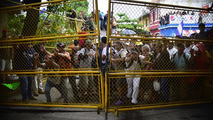 Arrivés à la frontière entre le Guatemala et le Mexique, le 19 octobre 2018, les migrants honduriens ont été bloqués par les autorités mexicaines au niveau du pont reliant&nbsp;Ciudad Tecun Uman (Guatemala) à Ciudad Hidalgo (Mexique). (PEDRO PARDO / AFP)