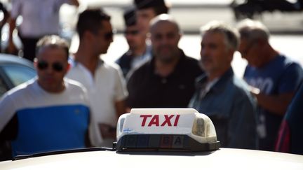 Des chauffeurs de taxi protestent contre UberPop, le 25 juin 2015, &agrave; Marseille (Bouches-du-Rh&ocirc;ne). (ANNE-CHRISTINE POUJOULAT / AFP)