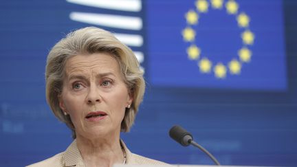 Ursula von der Leyen, présidente de la Commission européenne, lors d'une conférence de presse le 27 octobre 2023 à Bruxelles (Belgique). (NICOLAS ECONOMOU / NURPHOTO / AFP)