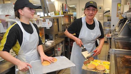 &nbsp; (Une sénior travaille chez Mc Do à Valenciennes - photo prétexte © Maxppp)