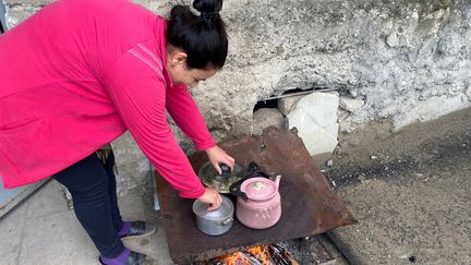 Une femme, réfugiée dans un sous-sol de Stepanakert, prépare le repas. Le 8 octobre 2020 (PABLO GONZALEZ / EFE)