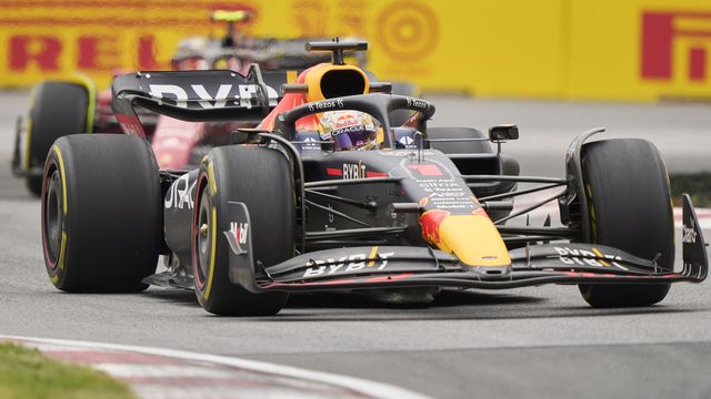 Max Verstappen (Red Bull) devant Carlos Sainz (Ferrari) lors de la première séance d'essais du Grand Prix du Canada, à Montréal, le 17 juin 2022 (GEOFF ROBINS / AFP)