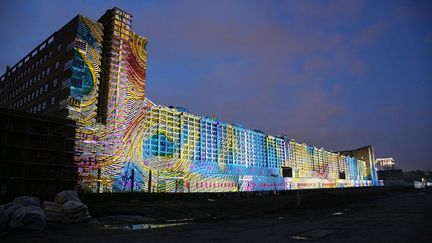 la BCE participe à la quatrième édition de la Luminale, un festival international des lumières qui se tient à Francfort tous les deux ans. Les artistes Friedrich Förster et Sabine Weissinger de Casa Magica projettent des formes colorées sur les parois de l’édifice.
 
 
 
 

 
  (European Central Bank/Robert Metsch)