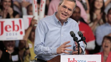 C’est l’un des favoris : Jeb Bush, 62 ans, a finalement officialisé sa candidature à Miami, en Floride, dont il a été le gouverneur de 1999 à 2007. Pour la petite histoire, il était notamment en poste au moment de l'interminable dépouillement des voix pendant la présidentielle de 2000 remportée par son frère George W. face au démocrate Al Gore.

Présenté comme un modéré dans les débats sur l'immigration et l'éducation, Jeb Bush, fils et frère de présidents, veut élargir l'électorat classique du parti avec en ligne de mire le vote des Américains d'origine hispanique. Il dispose d’un atout en la personne de son épouse Columba, née au Mexique.

Son slogan de campagne, un simple «Jeb !», ne fait aucune place à son patronyme, jugé parfois encombrant. (REUTERS/Joe Skipper)