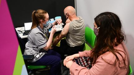 Un Britannique se fait vacciner contre le Covid-19, le 20 décembre 2021 à Liverpool (Royaume-Uni). (PAUL ELLIS / AFP)