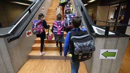 Des élèves se rendent dans leur classe lors de la rentrée à l'école européenne de Strasbourg&nbsp;dans le Bas-Rhin, le 1er septembre 2020 (photo d'illustration). (FREDERICK FLORIN / AFP)