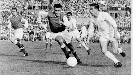 Les Rémois Penverne et Leblond tentent de s'opposer à un attaquant madrilène, le 03 juin 1959 à Stuttgart, lors d'un match opposant le Real Madrid au Stade de Reims comptant pour la finale de la coupe d'Europe des clubs champions. (- / AFP)