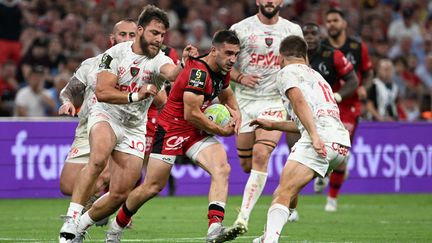 Le numéro 9 de Lyon, Baptiste Couilloud, au prise avec la défense toulonnaise, le 27 mai 2022. (PASCAL GUYOT / AFP)