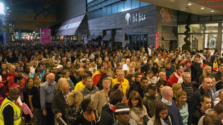 La sortie du centre commercial de Stratford, juste &agrave; l'entr&eacute;e du m&eacute;tro, &agrave; Londres, le 27 juillet 2012.&nbsp; (NEIL HALL / REUTERS)