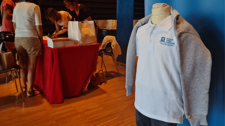 Les écoles de la ville de Balma (Haute-Garonne) participent à l'expérimentation de l'uniforme. (CLÉMENT MÉTÉNIER / RADIOFRANCE)