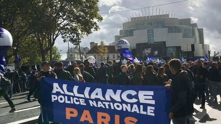 Des policiers manifestent le 2 octobre 2019 à Paris. (GUILLEMETTE JEANNOT / FRANCEINFO)