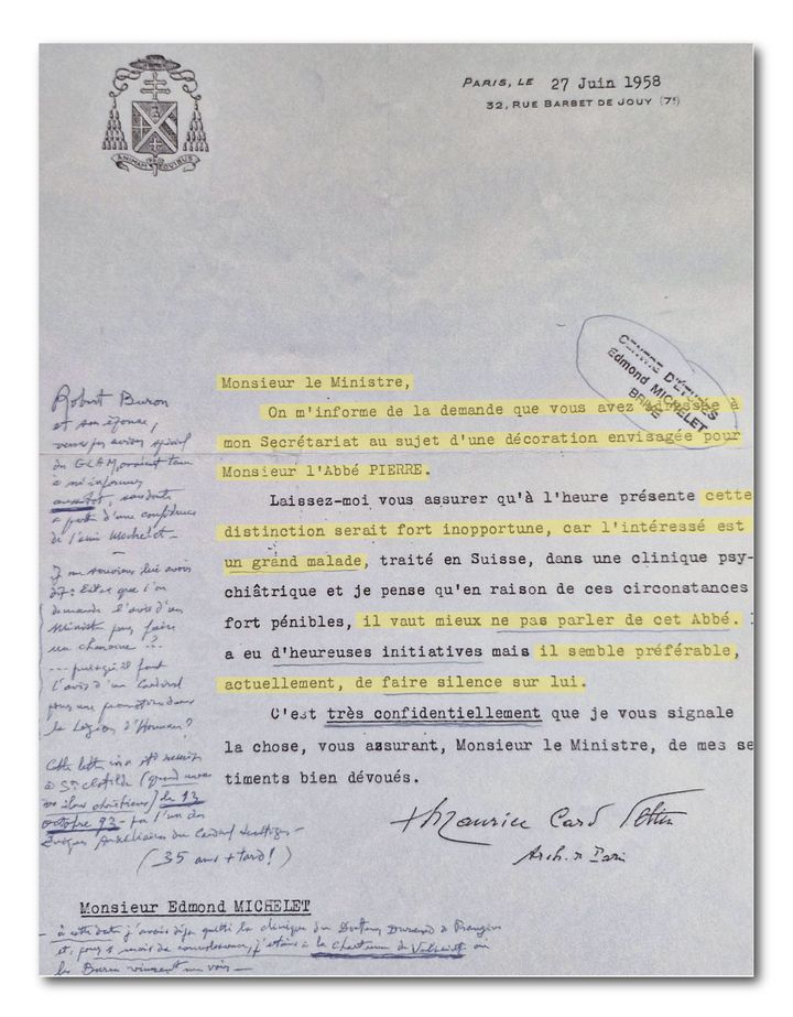 Lettre de 1958 de l’archevêque de Paris au ministre de la fonction publique pour lui déconseiller d’accorder une décoration à l’abbé Pierre qu’il qualifie de “grand malade” (DR)