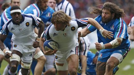 Le talonneur fran&ccedil;ais&nbsp;Dimitri Szarzewski &agrave; la lutte avec l'Italien Martin Castrogiovanni, dimanche 9 f&eacute;vrier, au Stade de France.&nbsp; (THOMAS SAMSON / AFP)