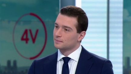 Covid-19 : pour Jordan Bardella, la France vit un "Waterloo vaccinal"