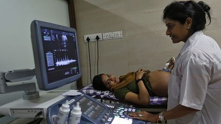 La gynécologue réalise une échographie sur Renuka, une mère porteuse de 23 ans.
 
Le Dr Patel est une femme énergique et s’occupe de tout dans la clinique. Elle et son mari gèrent entièrement le centre. (REUTERS / Mansi Thapliyal)