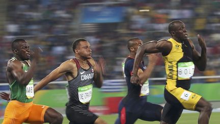 Bolt, premier donc, devant l’Américain Justin Gatlin et le tout jeune (22 ans) et surprenant Canadien André de Grasse. «Brilliant Bolt» («Génial Bolt»), titrait le journal jamaïcain Jamaïca Observer après le triomphe de son ressortissant. Et de souligner avec emphase que l’athlète «est entré dans le royaume de l’immortalité». Tout en relevant que le public brésilien, amoureux du champion, «l’a acclamé avec force quand il est arrivé sur la piste». Au contraire de Gatlin, deux fois suspendu pour dopage, qui a été hué. Avec un tel champion, et avec d’autres (comme le coureur de haies Omar McLeod ou la sprinteuse Shelly-Ann Fraser Pryce), la Jamaïque montre vraiment qu’elle est certes un «petit pays mais (un) géant de l’athlétisme», comme l’expliquait Géopolis dès 2012. Cette année-là, la Première ministre jamaïcaine, Portia Simpson-Miller, citée par Courrier International, soulignait : «Je salue Usain (…) non seulement parce qu’il montre au monde le meilleur de la Jamaïque, mais aussi pour sa représentation superbe de l’athlétisme, et du sport en général, dans ce qu’ils ont de meilleur». Des félicitations que le nouveau chef du gouvernement, Andrew Holness, pourrait sans doute reprendre à son compte. (REUTERS - Alessandro Bianchi)