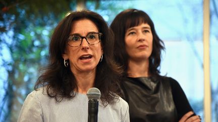 Les journalistes Jodi Kantor et Megan Twohey, auteures de l'enquête du&nbsp;"New York Times" sur Harvey Weinstein, en décembre 2017 à New York. (THEO WARGO / GETTY IMAGES NORTH AMERICA / AFP)