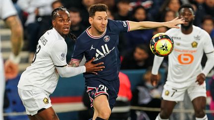 Renato Sanches et Lionel Messi au duel en Ligue 1 lors de PSG-Lille, le 29 octobre 2021 à Paris. (HANS LUCAS via AFP)