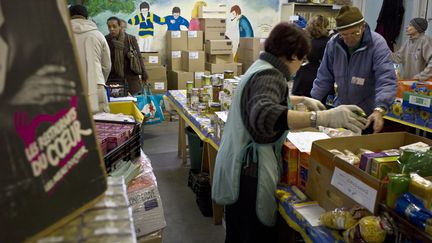 La campagne d'hiver des Restos du c&oelig;ur a d&eacute;but&eacute; le 24 novembre 2014. L'association s'attend, comme en 2013, &agrave; atteindre le million de b&eacute;n&eacute;ficiaires. (JEAN-PHILIPPE KSIAZEK / AFP)