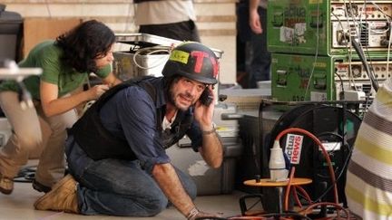 Des reporters de guerre, sur le toit d'un hôtel, sous le feu de snipers, à Tripoli (Libye), le 26 août 2011. (AFP/PATRICK BAZ)