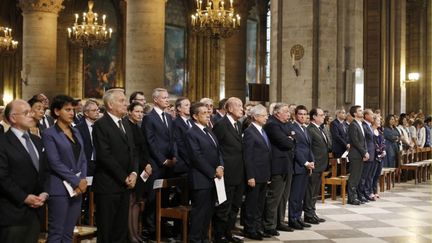 Le président de la République François Hollande et le Premier ministre Manuel Valls à la cathédrale Notre-Dame à Paris pour une emsse hommage au prêtre tué à Saint-Etienne-du-Rouvray, le 27 juillet 2016. (BENOIT TESSIER / AFP)