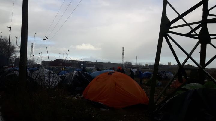 Dans ce camp d'une cinquantaine de tentes, à Calais, des Iraniens essentiellement attendent une météo clémente pour tenter de rejoindre l'Angleterre en bateau de fortune, malgré les risques d'une telle traversée. (JEROME JADOT / RADIO FRANCE)