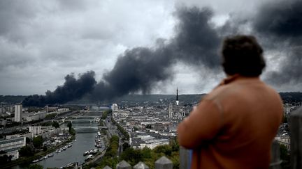 Un homme regarde l'usine&nbsp;Lubrizol de Rouen, le 26 septembre 2019. (PHILIPPE LOPEZ / AFP)