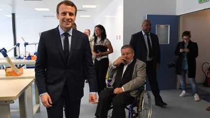 Emmanuel Macron au siège de l'APF Entreprise 93 à Noisy-le-Sec (Seine-Saint-Denis), le 5 avril 2017. (ERIC FEFERBERG / AFP)