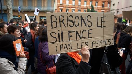 "Brisons le silence (pas les femmes)", peut-on lire sur une pancarte lors d'une manifestation à Toulouse, le 24 novembre 2018. (ALAIN PITTON / NURPHOTO / AFP)