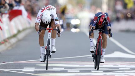 Que c'est cruel pour Benoît Cosnefroy ! Alors que le Français était annoncé vainqueur dans un premier temps, c'est finalement Michal Kwiatkowski qui s'impose grâce à la photo finish. Terrible ascenseur émotionnel pour le coureur d'AG2R Citroën.