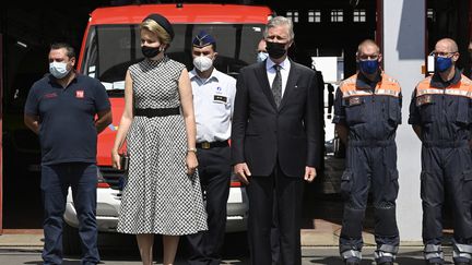 La reine Mathilde et le roi Philippe de Belgique lors de la minute de silence en hommage aux vicitmes des inondations, à Verviers (Belgique), le 20 juillet 2021. (PHILIP REYNAERS / BELGA MAG / AFP)