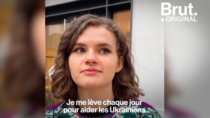 En France, Olha est étudiante. Depuis le début de l'offensive russe, elle s'active sans relâche pour envoyer de l'aide humanitaire dans son pays.