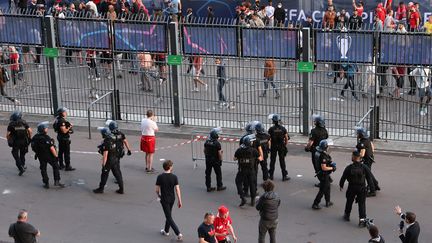 Forces de l'ordre au Stade de France, dimanche 28 mai 2022, avant la finale de Ligue des champions Liverpool-Real Madrid. (THOMAS COEX / AFP)